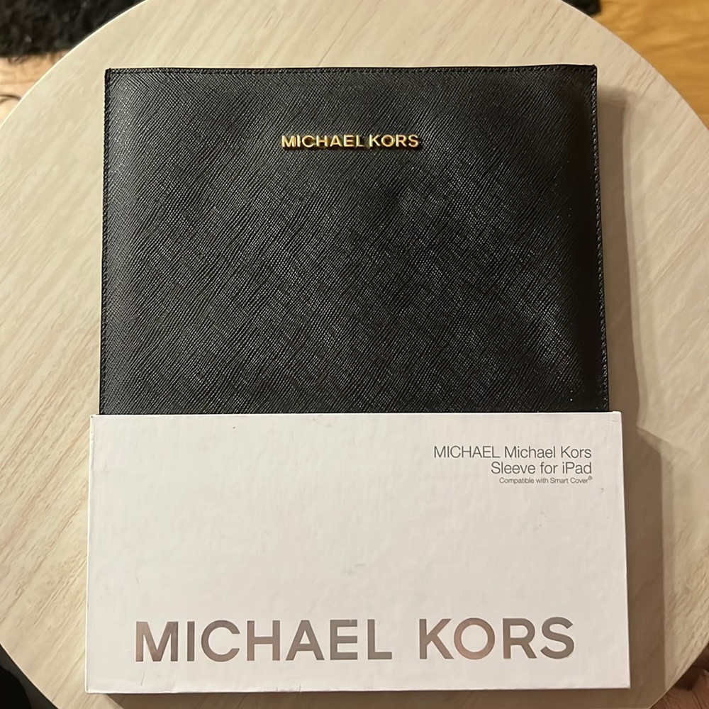 Michael Kors SLEEVE FOR IPAD (compatible w/Smart Cover) + FREE GIFT W/ PURCHASE!